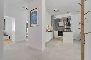 Lwowska by the Lake by Renters Prestige