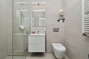 Lwowska by the Lake by Renters Prestige