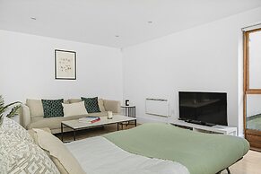 King's Cross Apartment with Terrace
