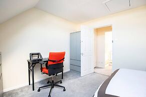 Immaculate 2 - Bedroom House in Milton Keynes