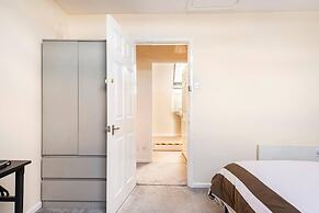 Immaculate 2 - Bedroom House in Milton Keynes