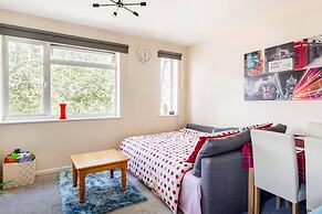 Immaculate 2 - Bedroom House in Milton Keynes