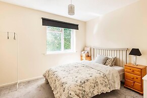 Immaculate 2 - Bedroom House in Milton Keynes