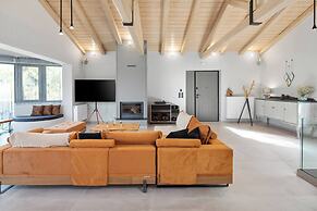 Villa Tolena by Marilena Pagkrati