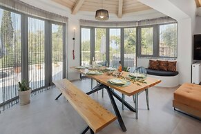 Villa Tolena by Marilena Pagkrati