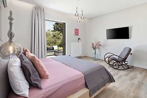 Villa Tolena by Marilena Pagkrati