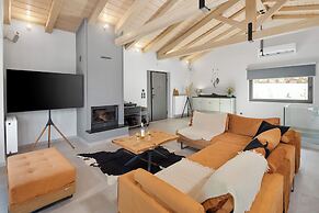 Villa Tolena by Marilena Pagkrati