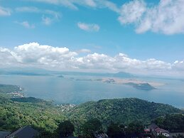 Deluxe Family Room in Tagaytay With Taal Lake View