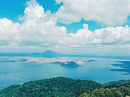 Deluxe Family Room in Tagaytay With Taal Lake View