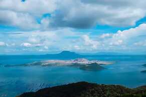 Deluxe Family Room in Tagaytay With Taal Lake View