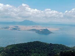 Deluxe Family Room in Tagaytay With Taal Lake View