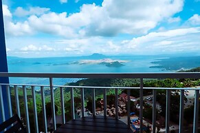 Deluxe Family Room in Tagaytay With Taal Lake View