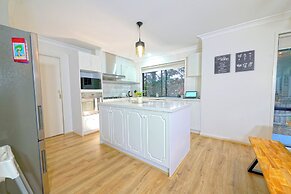 6BRM Retreat Parkside Family House Melb