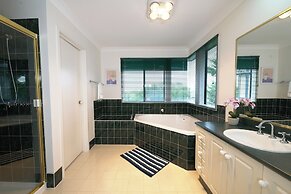 6BRM Retreat Parkside Family House Melb