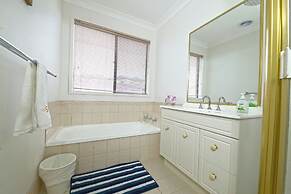 6BRM Retreat Parkside Family House Melb