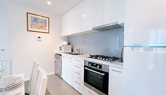 Melbourne One 2B2B1C Apt by GoodLive