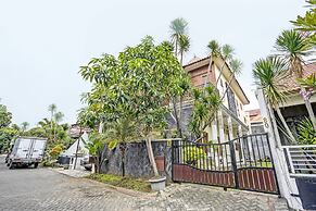 OYO Life 92030 Ef Palm Guest House Family