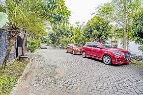 OYO Life 92030 Ef Palm Guest House Family