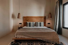 Ostrako Beachside Suites