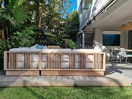 Amara Lincoln - 100m From Camps Bay Beach