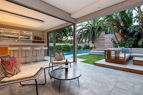 Amara Lincoln - 100m From Camps Bay Beach