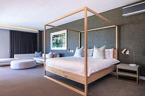 Amara Lincoln - 100m From Camps Bay Beach