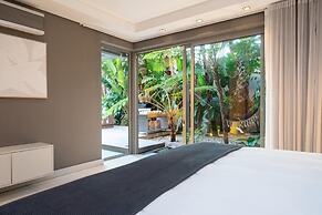Amara Lincoln - 100m From Camps Bay Beach