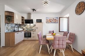Seafront Apartment Nana