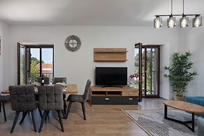 Seafront Apartment Nana 1