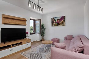 Seafront Apartment Nana