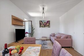 Seafront Apartment Nana