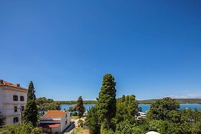 Seafront Apartment Nana 1