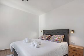 Seafront Apartment Nana