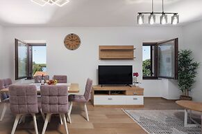 Seafront Apartment Nana 2