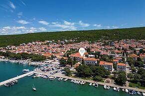 Seafront Apartment Nana 2