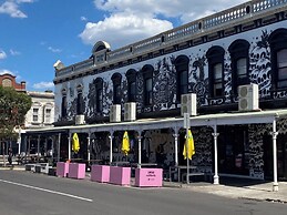 StayCentral Brunswick Central Townhouse