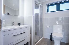 Swanlake Lodge - 3 Bedroom Holiday Home - Penally