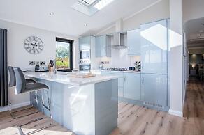 Swanlake Lodge - 3 Bedroom Holiday Home - Penally