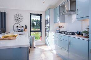 Swanlake Lodge - 3 Bedroom Holiday Home - Penally