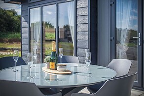 Swanlake Lodge - 3 Bedroom Holiday Home - Penally