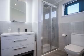 Swanlake Lodge - 3 Bedroom Holiday Home - Penally