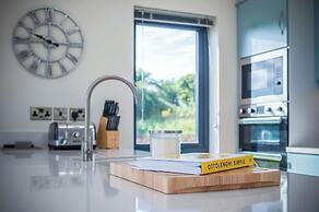 Swanlake Lodge - 3 Bedroom Holiday Home - Penally