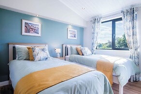 Swanlake Lodge - 3 Bedroom Holiday Home - Penally