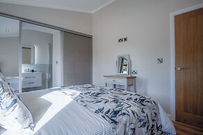 Swanlake Lodge - 3 Bedroom Holiday Home - Penally