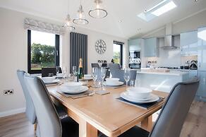 Swanlake Lodge - 3 Bedroom Holiday Home - Penally