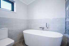 Swanlake Lodge - 3 Bedroom Holiday Home - Penally