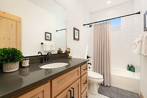 Lakeside Luxury - Hot Tub, Pool Table, and Views