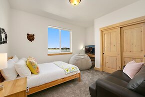 Lakeside Luxury - Hot Tub, Pool Table, and Views