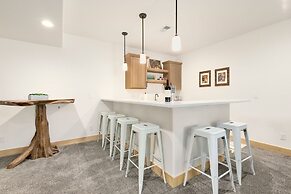 Lakeside Luxury - Hot Tub, Pool Table, and Views