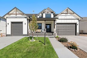 Lakeside Luxury - Hot Tub, Pool Table, and Views